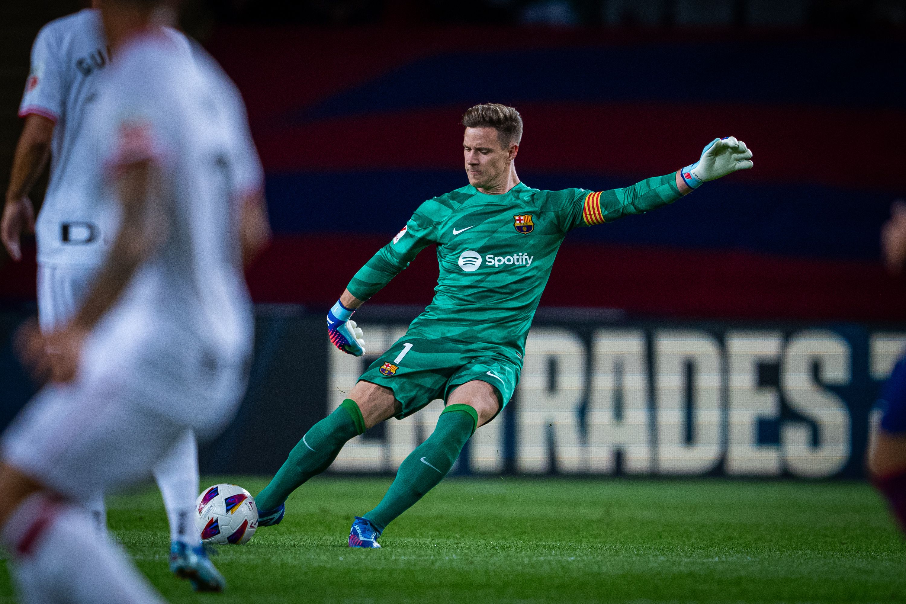  Ter Stegen golpea la pelota en el Barcelona-Athletic.
