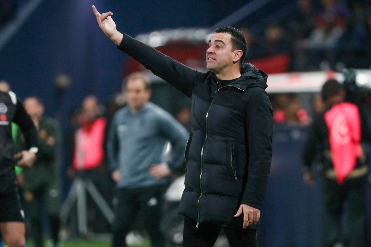  Xavi Hernández da indicaciones en el Barcelona-Osasuna.