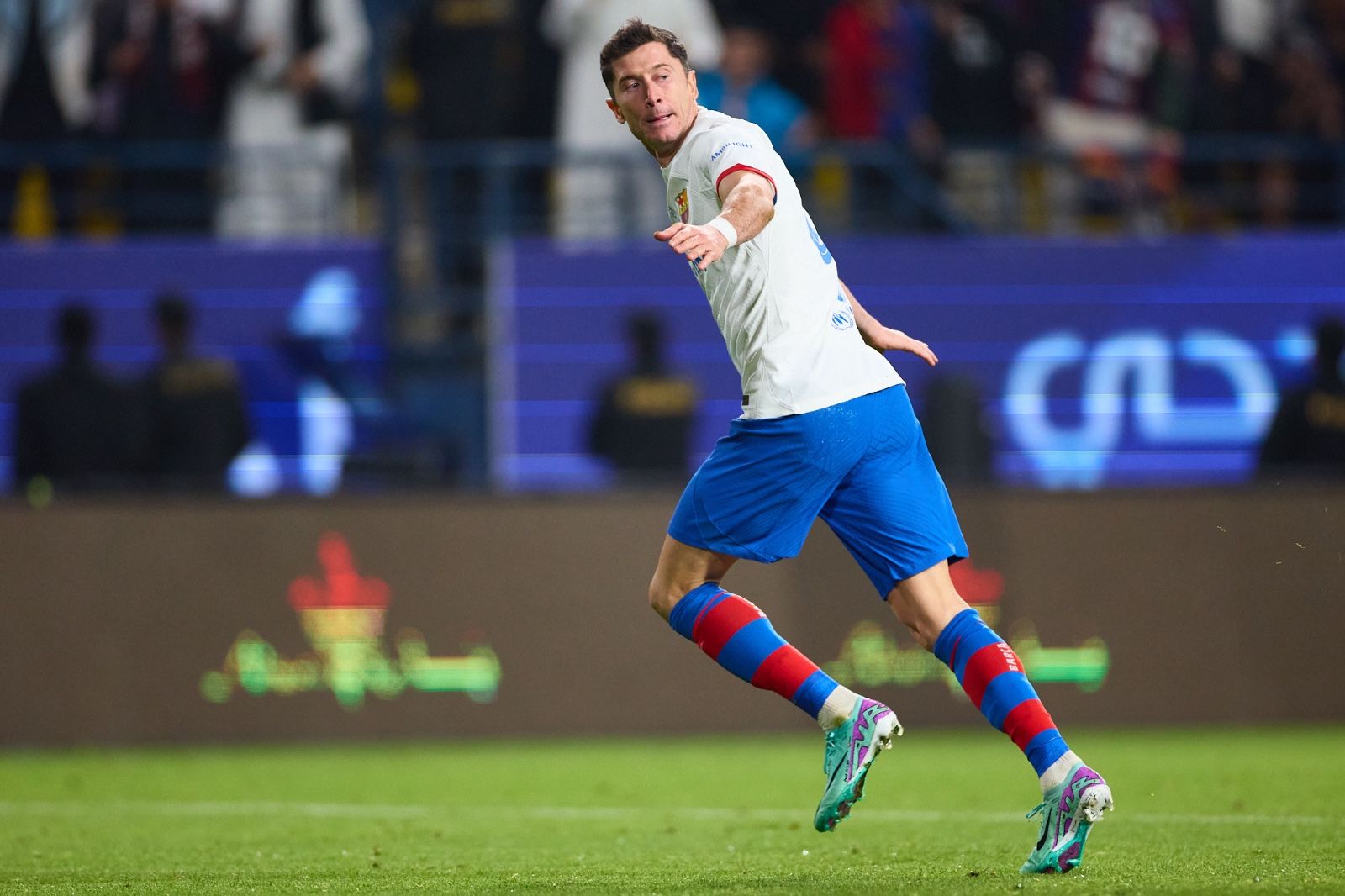 Robert Lewandowski celebra su gol en el Barcelona-Osasuna.