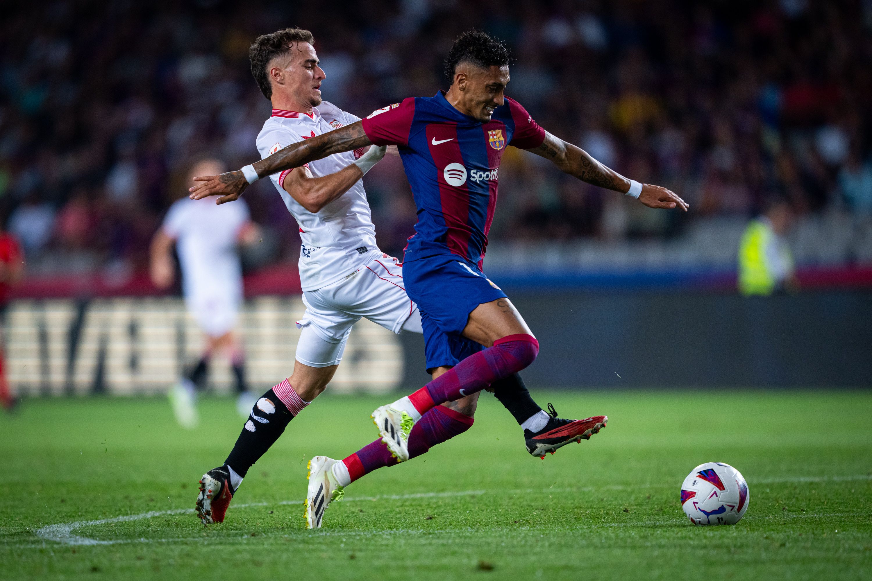  Adriá Pedrosa pelea con Raphinha en el Barcelona-Sevilla.