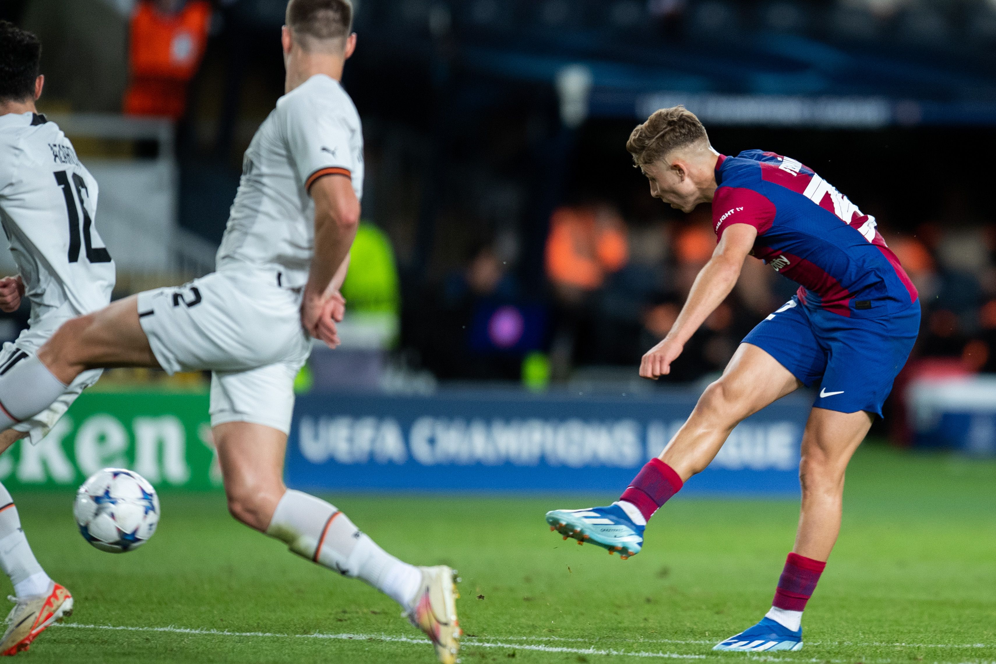 Fermín López dispara a gol en el Barcelona-Shakhtar.