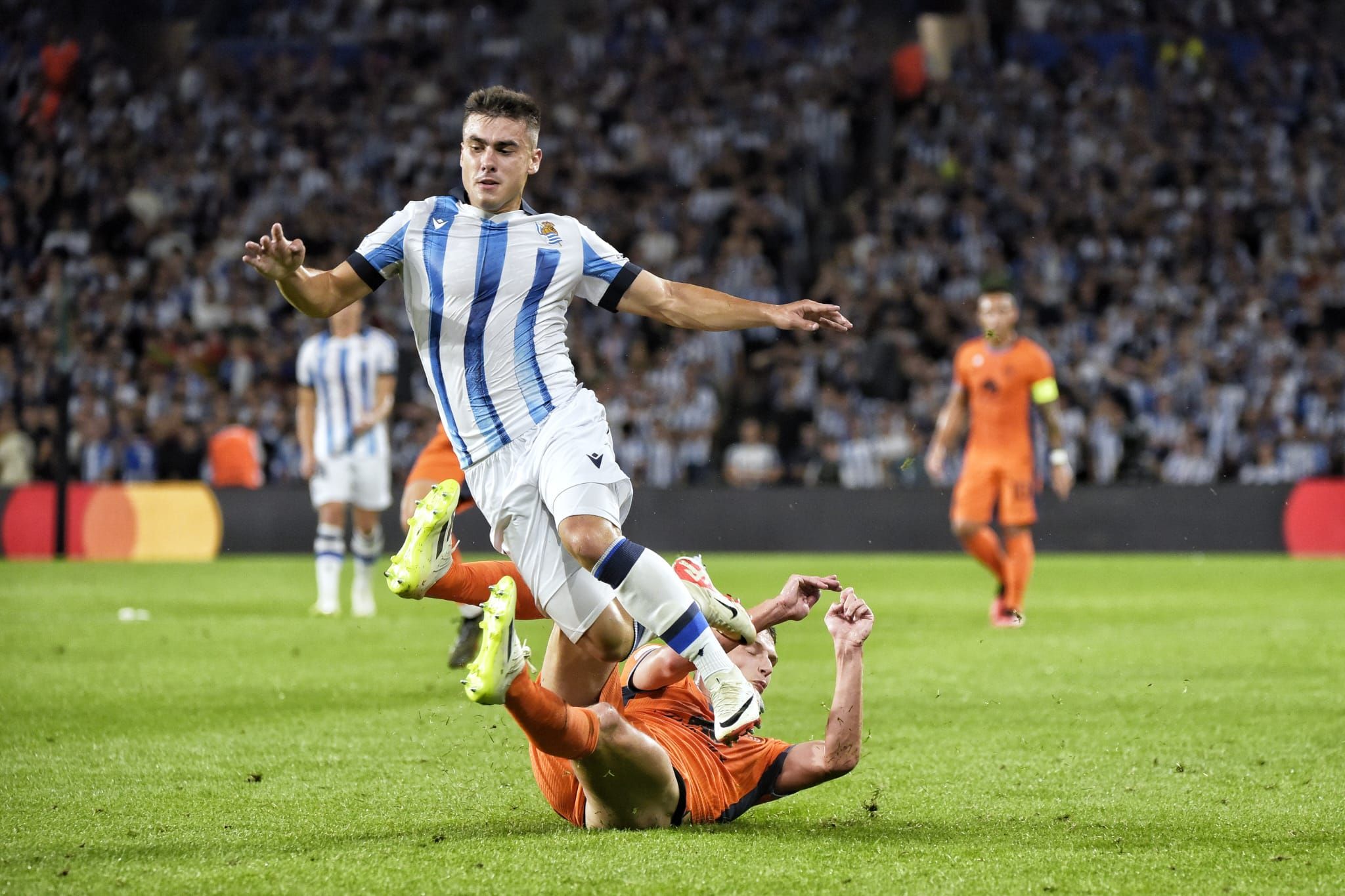 Barrene, durante el Real Sociedad-Inter, se mide este sábado al Athletic Club en San Mamés.