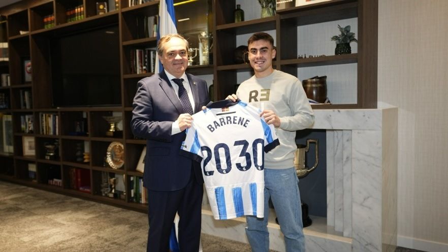  Ander Barrenetxea tras firmar su renovación hasta 2030 con la Real Sociedad.
