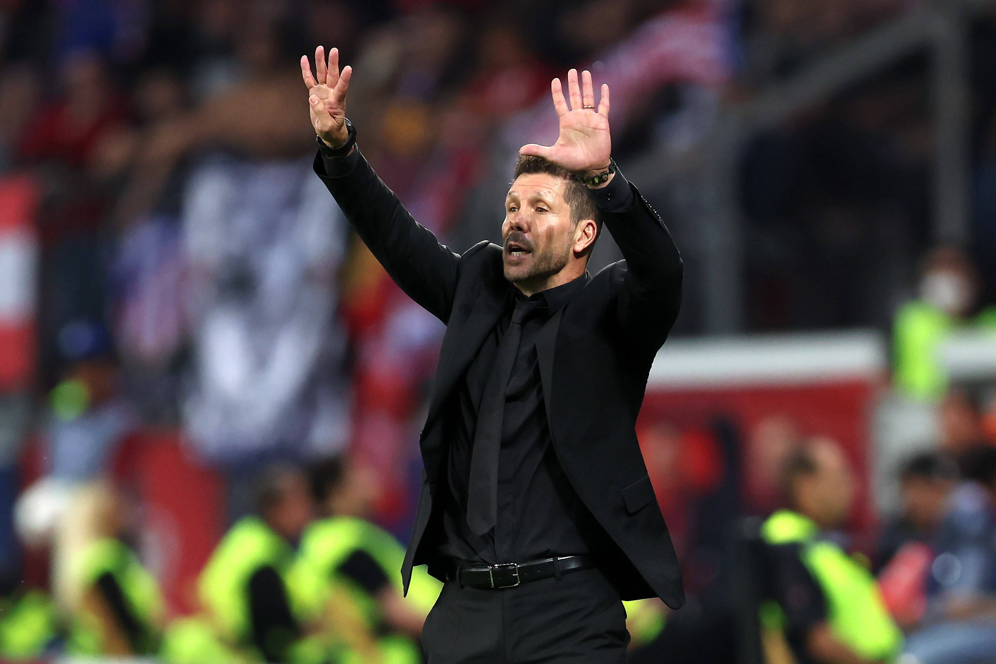 Simeone da instrucciones durante el Bayer Leverkusen-Atlético de Madrid.