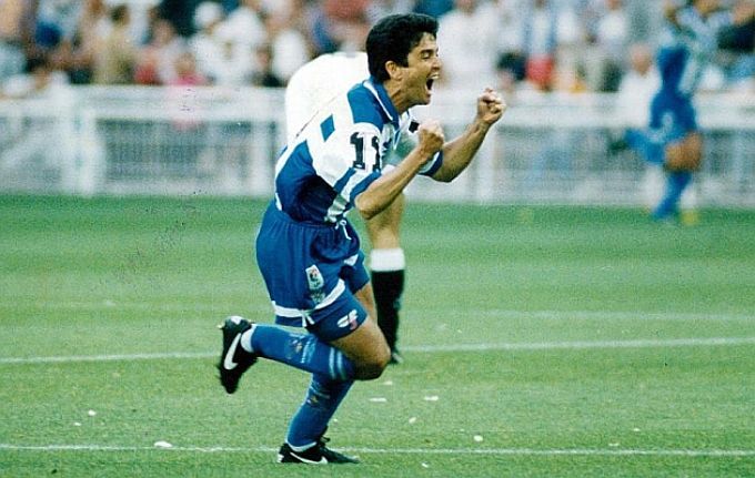 Bebeto celebra un gol con la camiseta del Deportivo