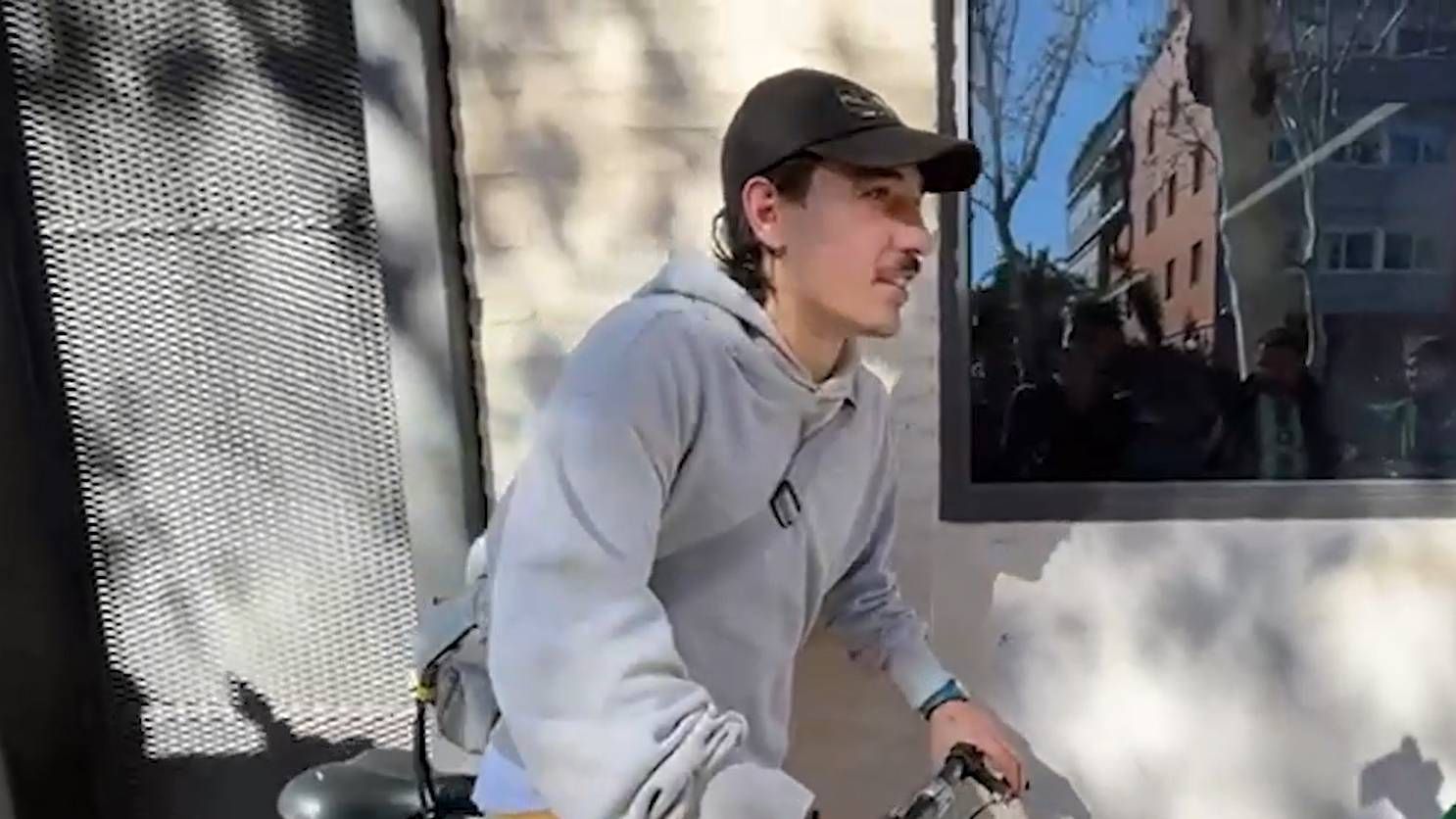  Bellerín, saliendo en bicicleta de un entrenamiento con el Betis