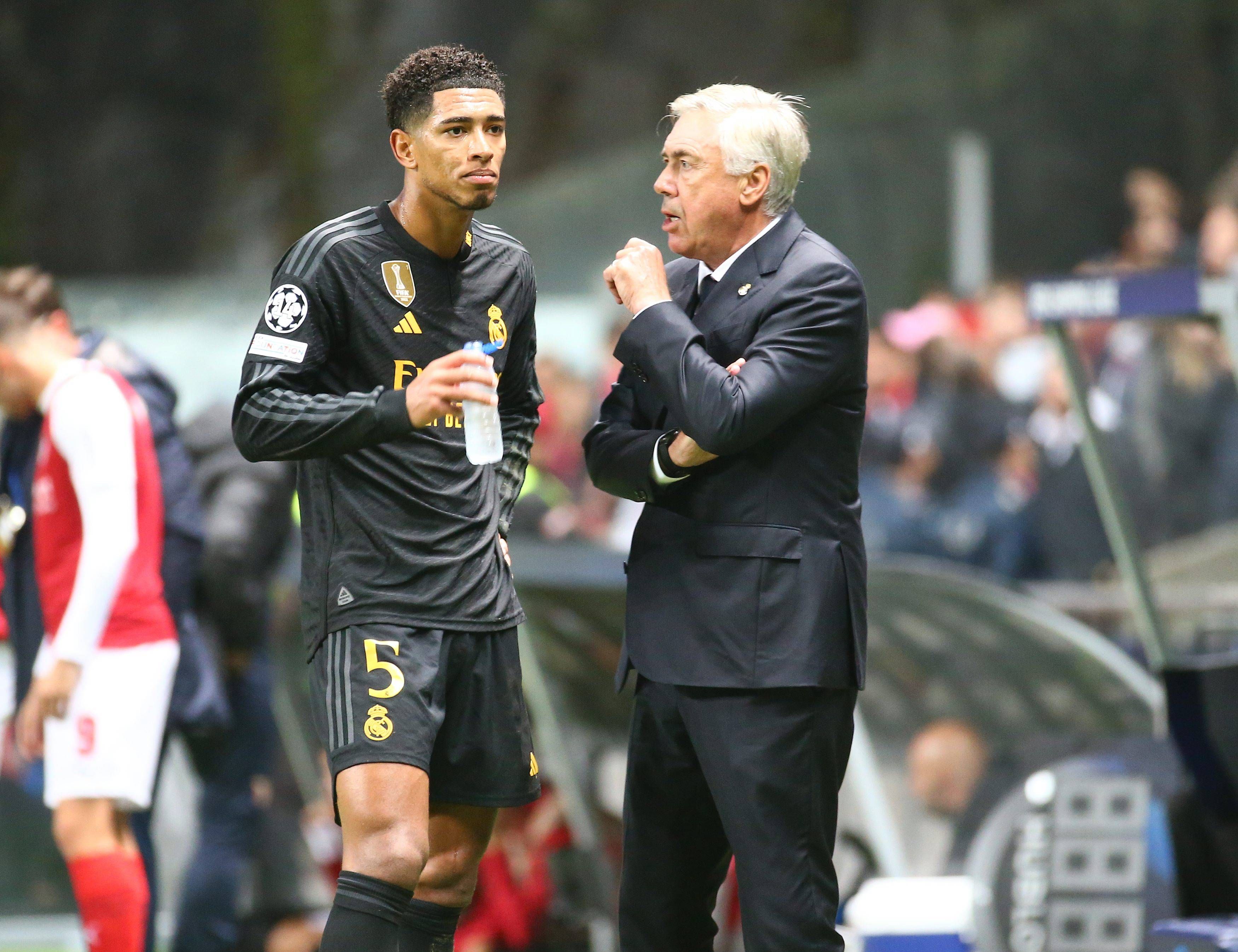  Ancelotti charla con Bellingham durante el Braga-Real Madrid.