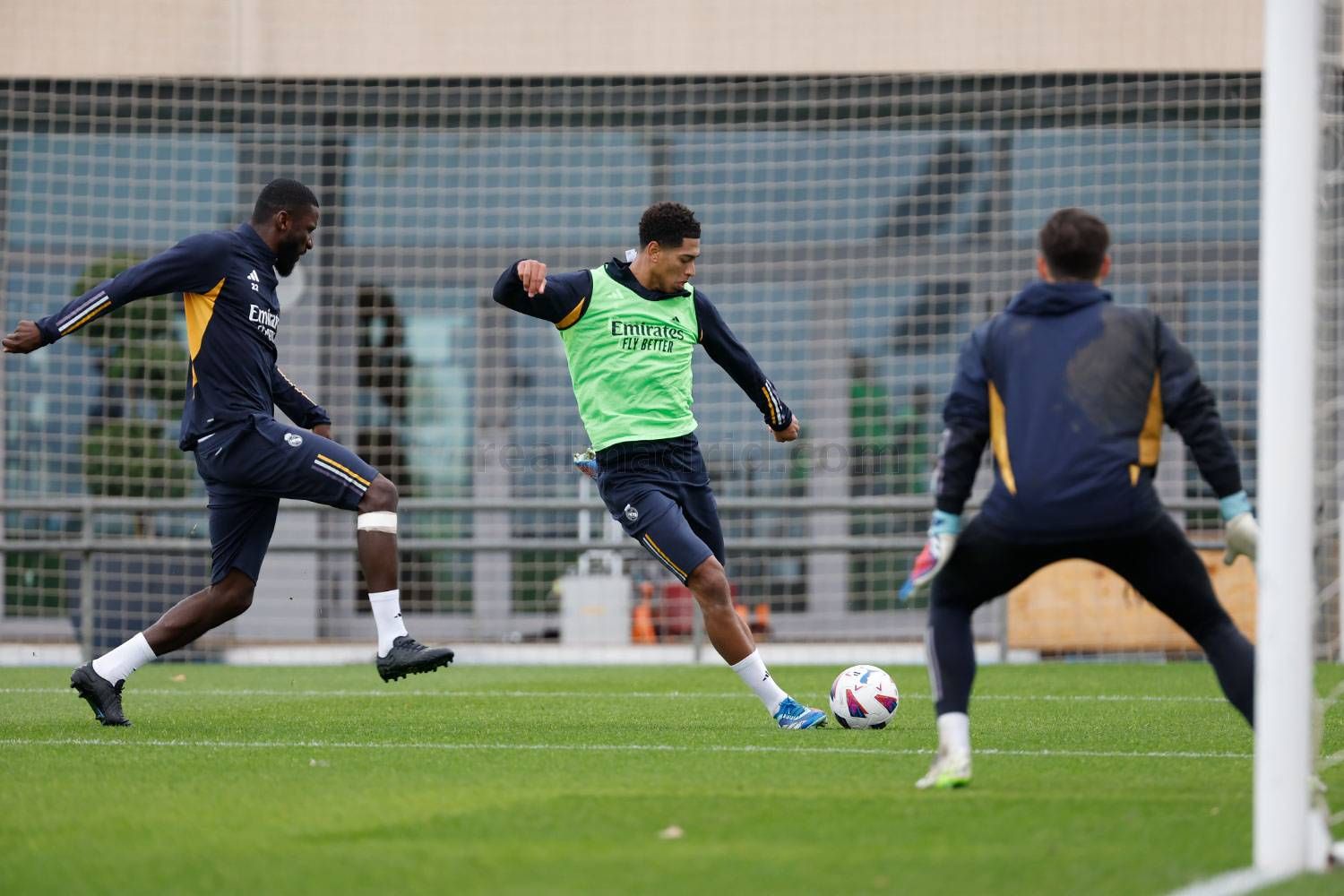 Bellingham, ante Rüdiger en una sesión del Real Madrid.