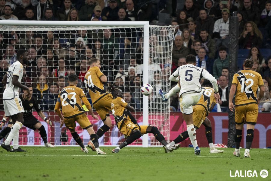 Bellingham dispara a puerta en el Real Madrid - Rayo Vallecano