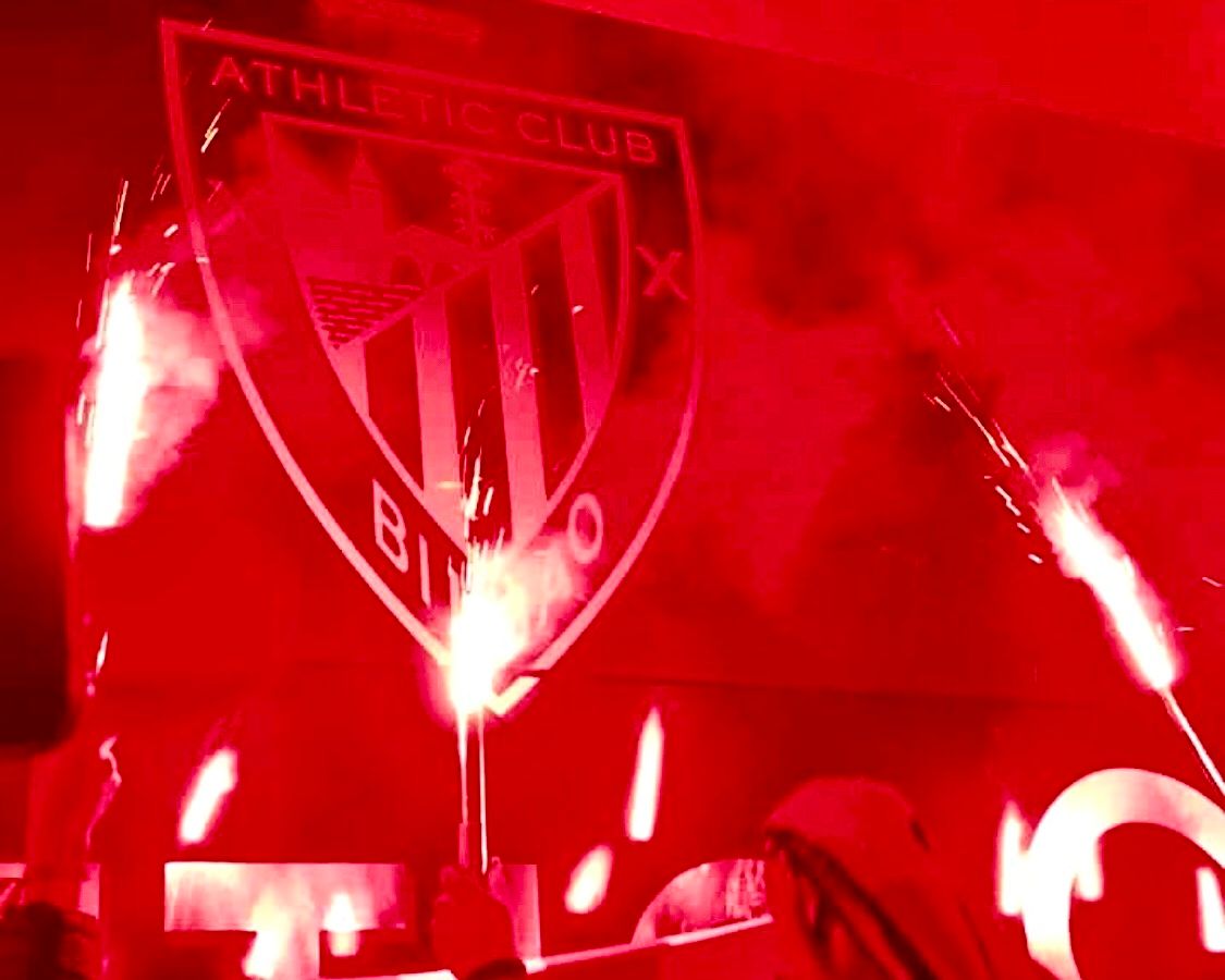 Bengalas de la afición al paso del autobús del Athletic Club hacia el campo de San Mamés; el Atlético espera ya para jugarse una plaza en la final de Copa.