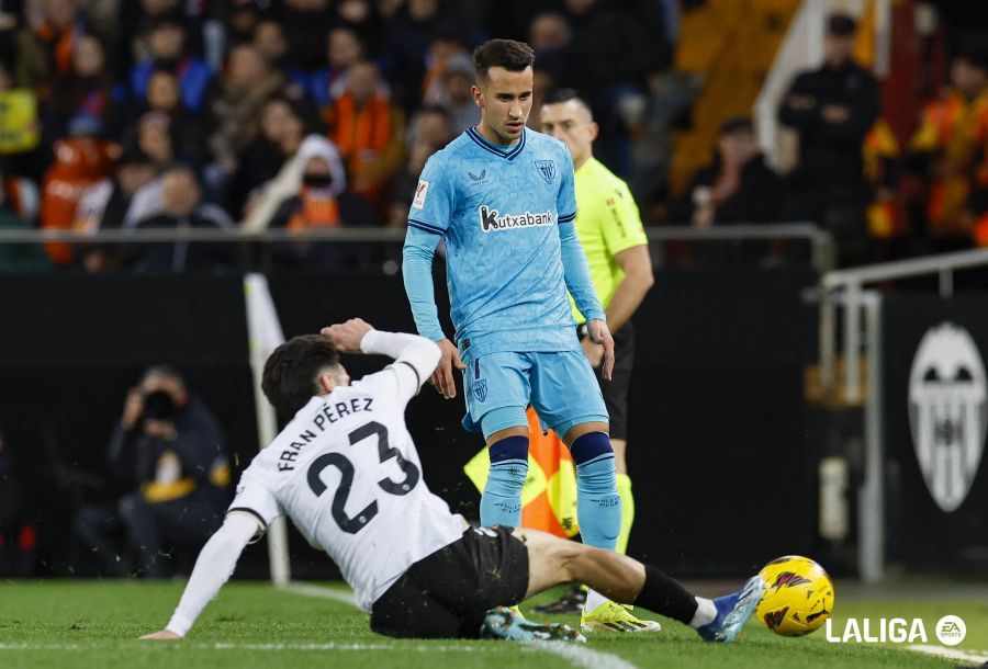  Alex Berenguer, ante el Valencia en Mestalla.