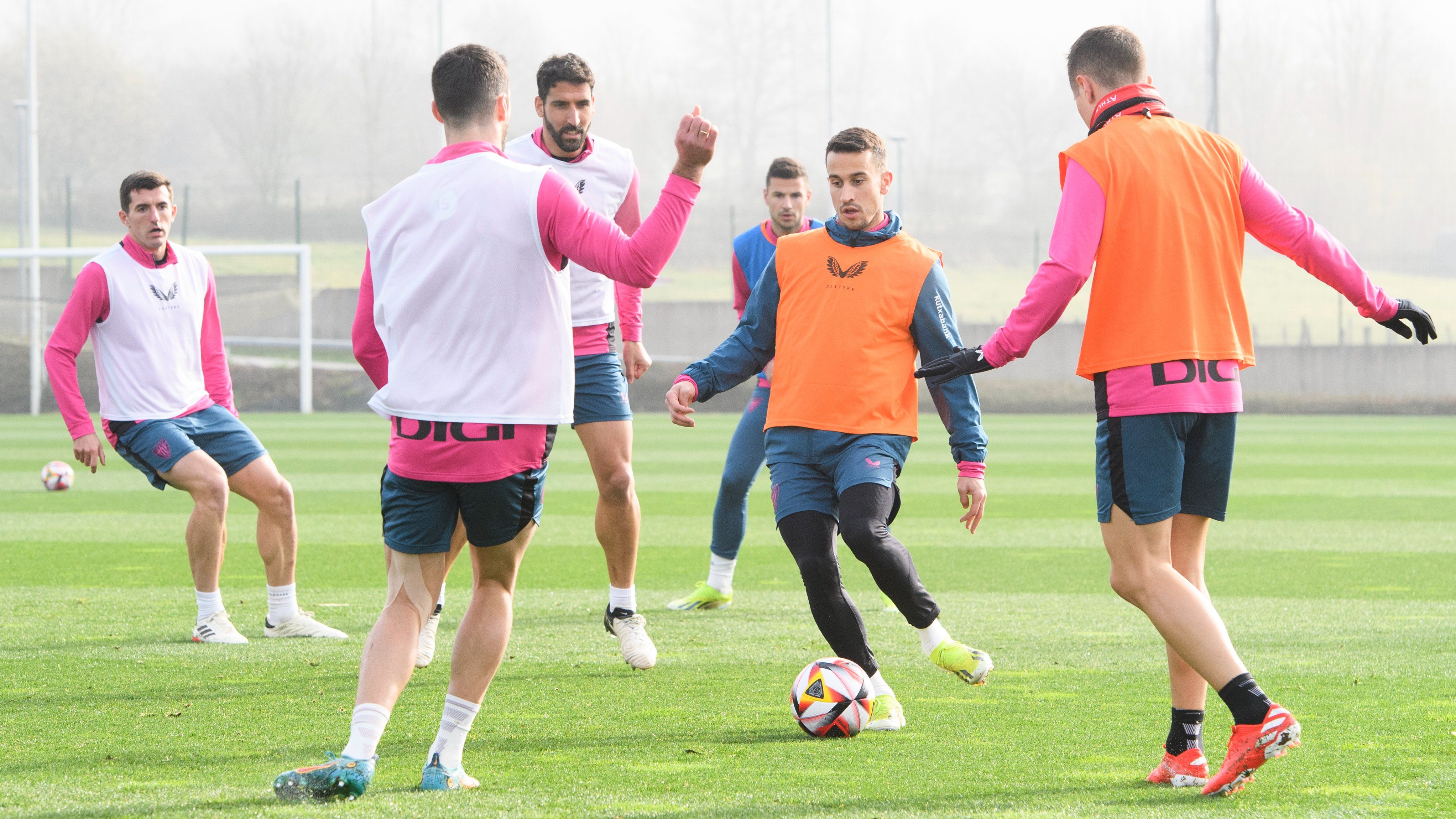  Alex Berenguer, rodeado en un entrenamiento en Lezama.