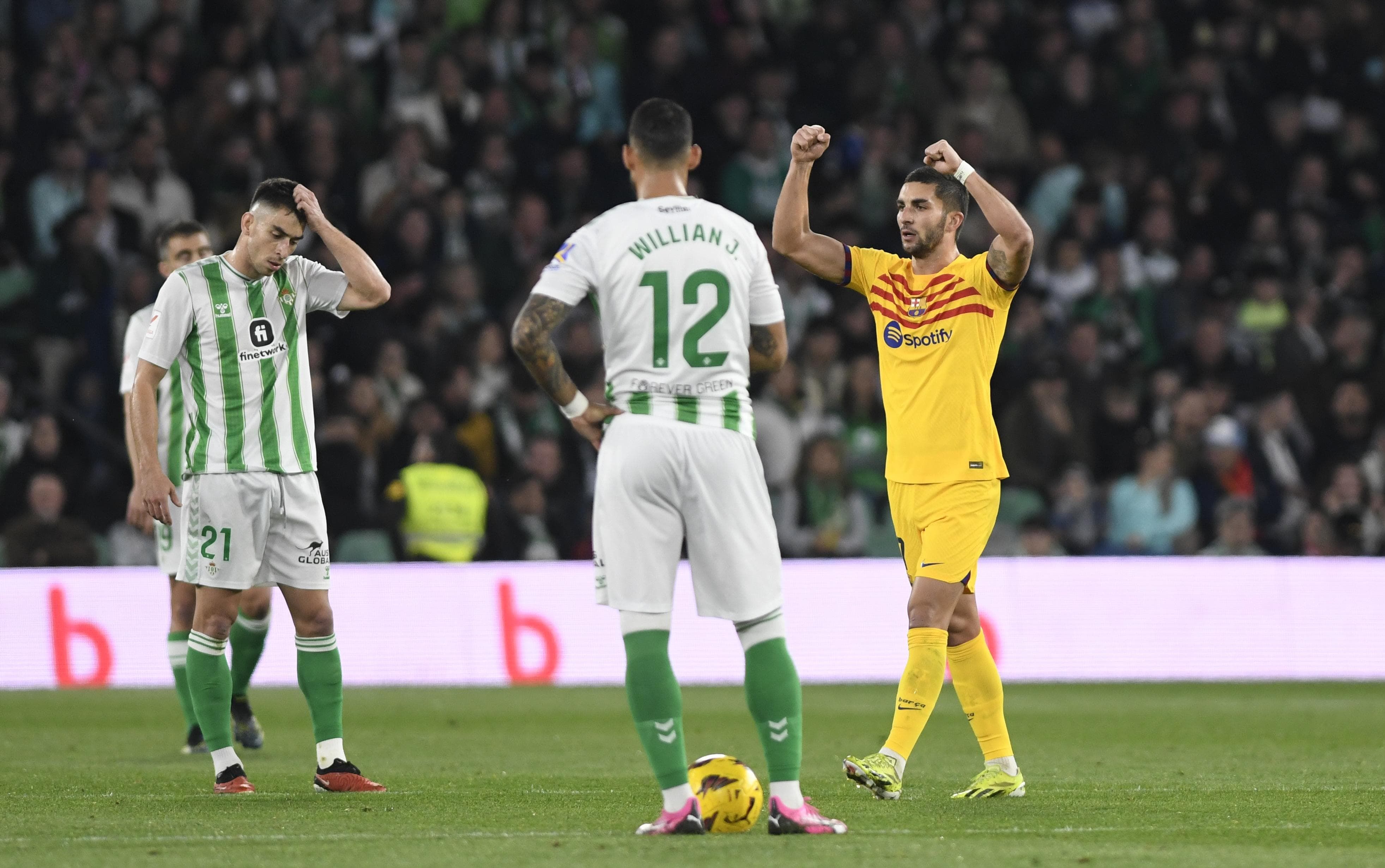  Ferran Torres celebra uno de sus goles en el Betis-Barcelona.