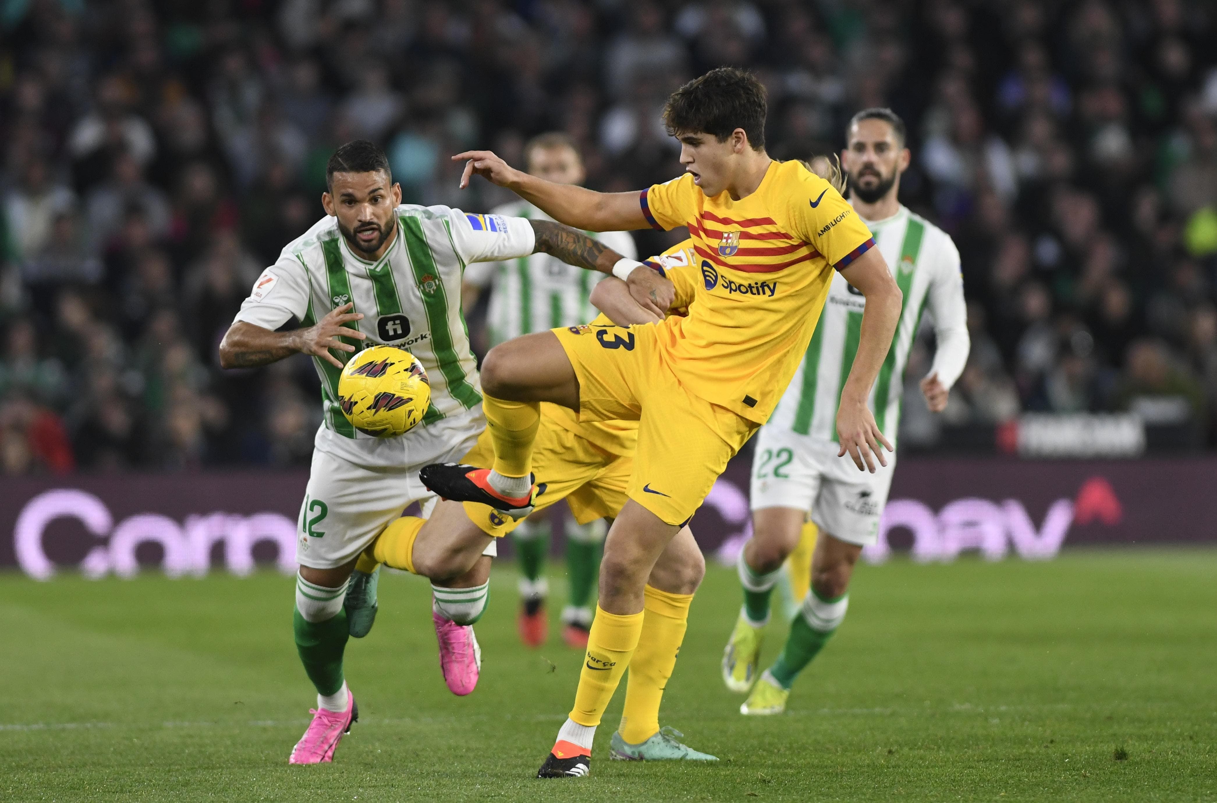  Pau Cubarsí busca un pase en el Betis-Barcelona.