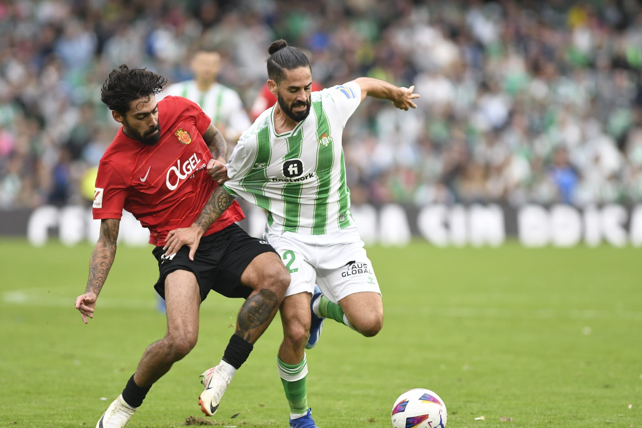  Isco Alarcón con la pelota.