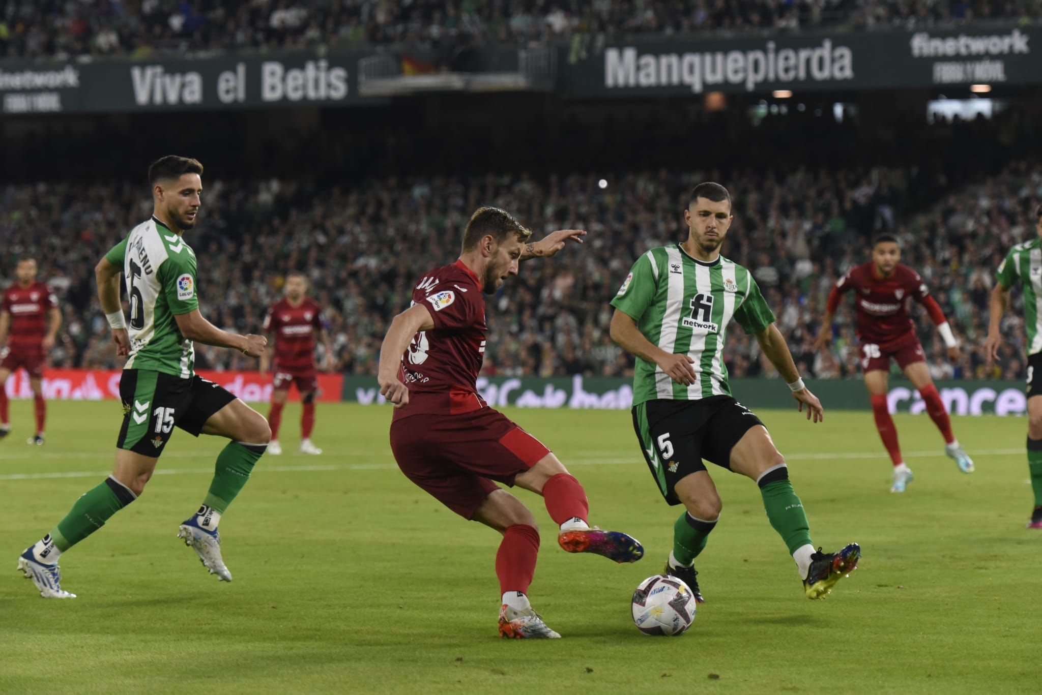  Rakitic ante Guido Rodríguez (foto: Kiko Hurtado).