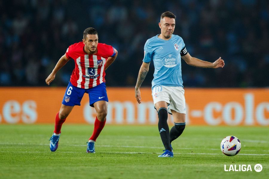  Aspas recibe el balón.