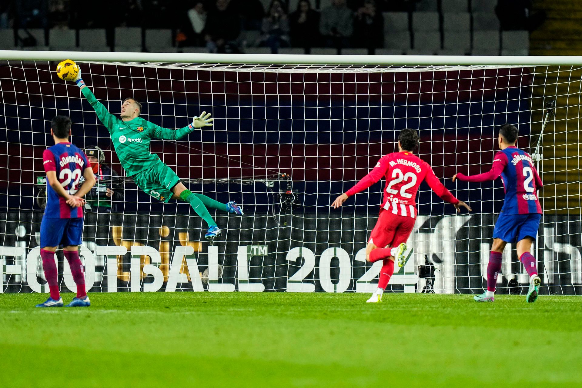  Iñaki Peña detiene el esférico durante el Barcelona-Atlético..