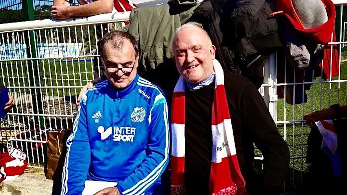  Luisfer García, blogger de ElDesmarque, junto a Marcelo Bielsa en una visita al 'Loco' en Francia tras dejar éste el Athletic Club.
