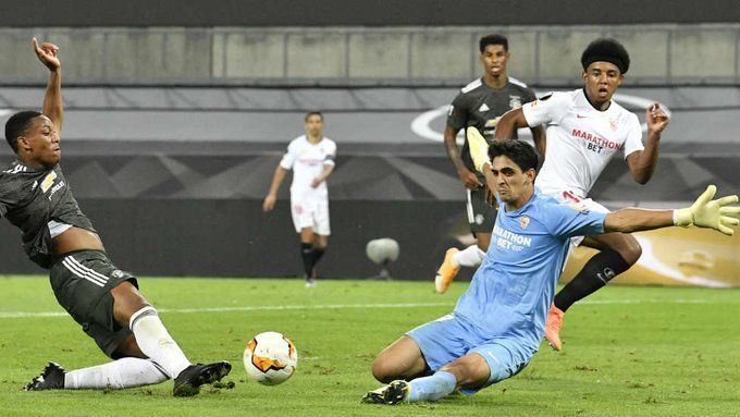 Bono, ante el Manchester United.