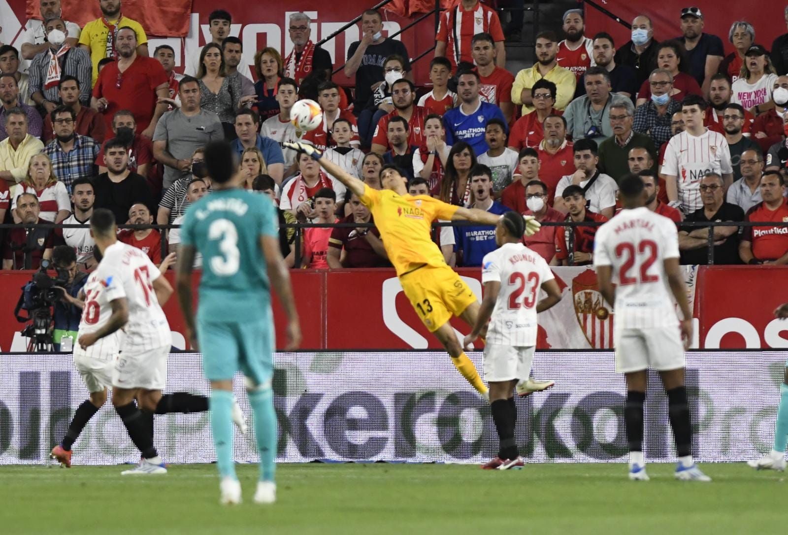 Bono ante el Real Madrid