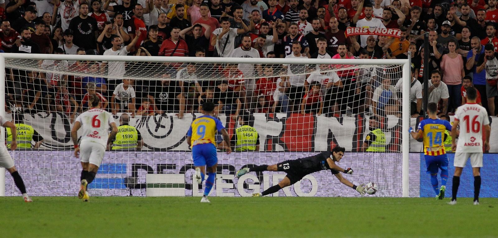 Bono detiene un penalti a Gayá.