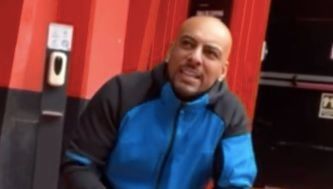 Borja Escalona se cuela de nuevo en Mestalla para pedir perdón y la lía otra vez