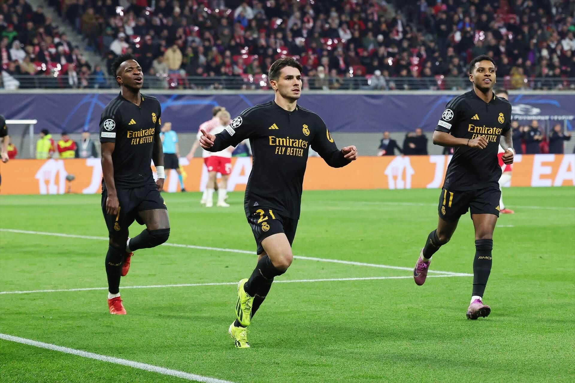 Brahim Díaz celebra en Leipzig su gol, con Vinicius y Rodrygo por detrás