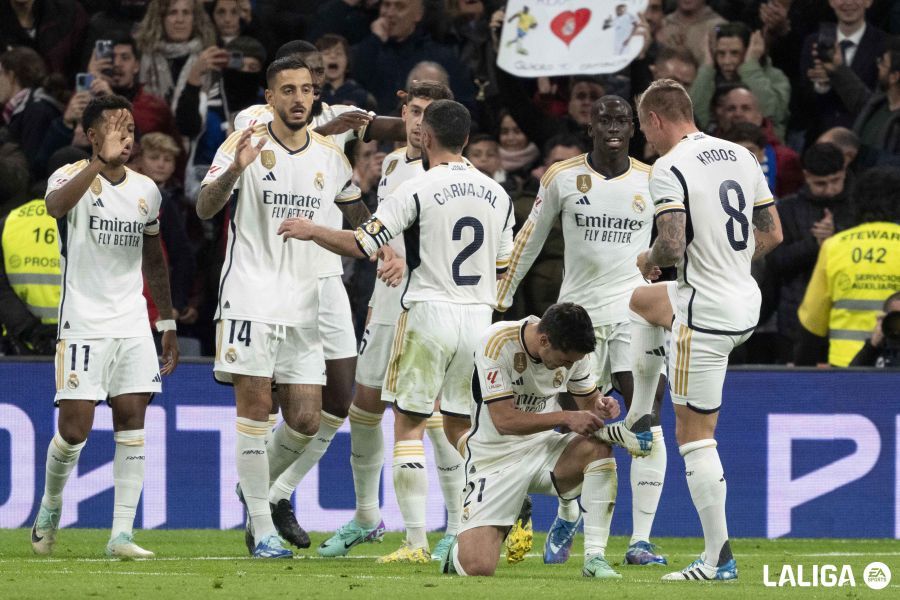 Brahim Díaz limpia la bota de Kroos tras su asistencia. (Foto: LALIGA).
