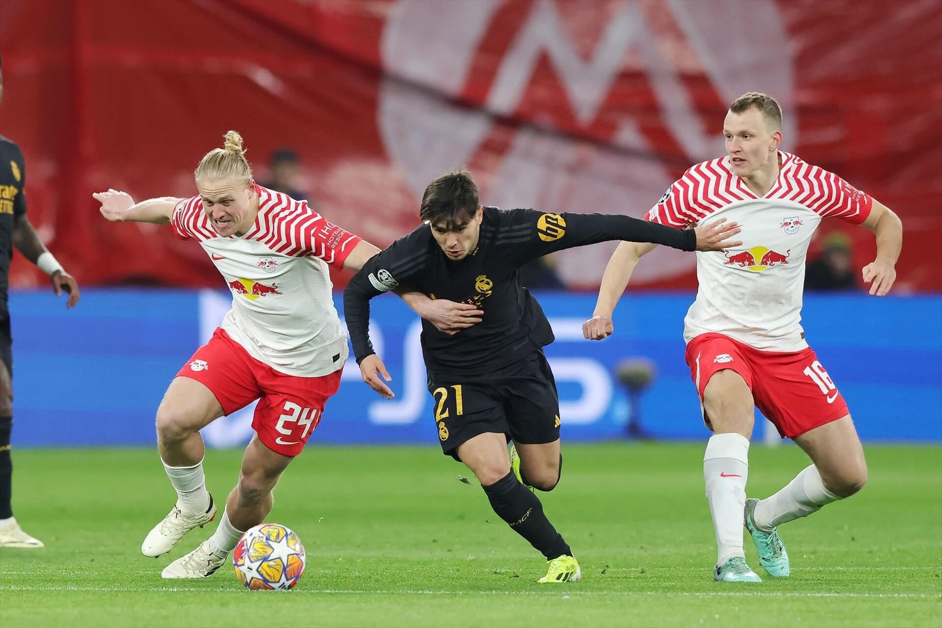 Brahim Díaz pelea por el balón en el Leipzig - Real Madrid