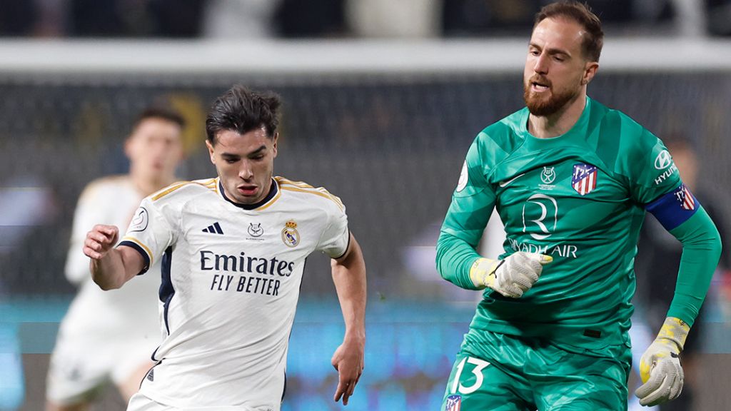 Brahim Díaz y Jan Oblak en la última jugada del partido, que acabó con el quinto tanto del Real Madrid