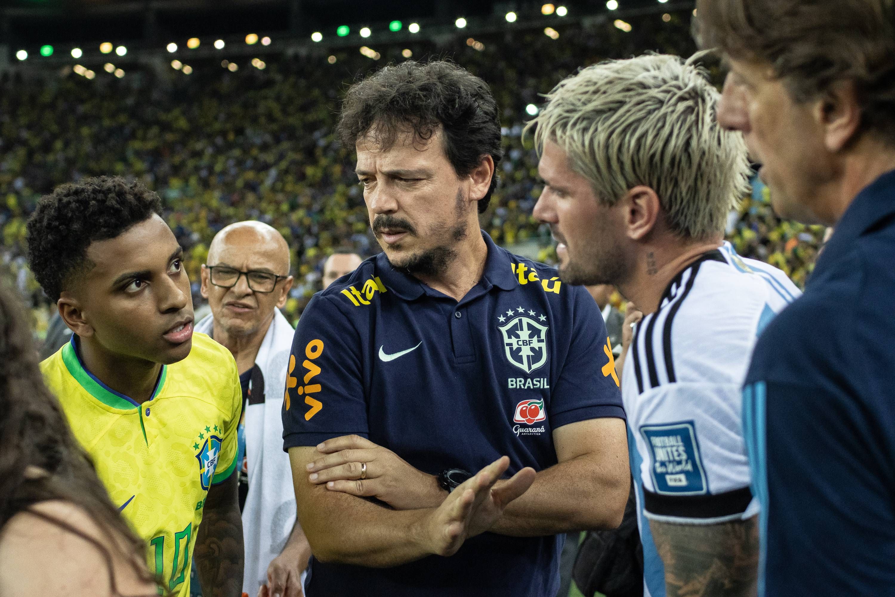 Rodrygo y Rodrigo de Paul hablan antes del Brasil-Argentina.