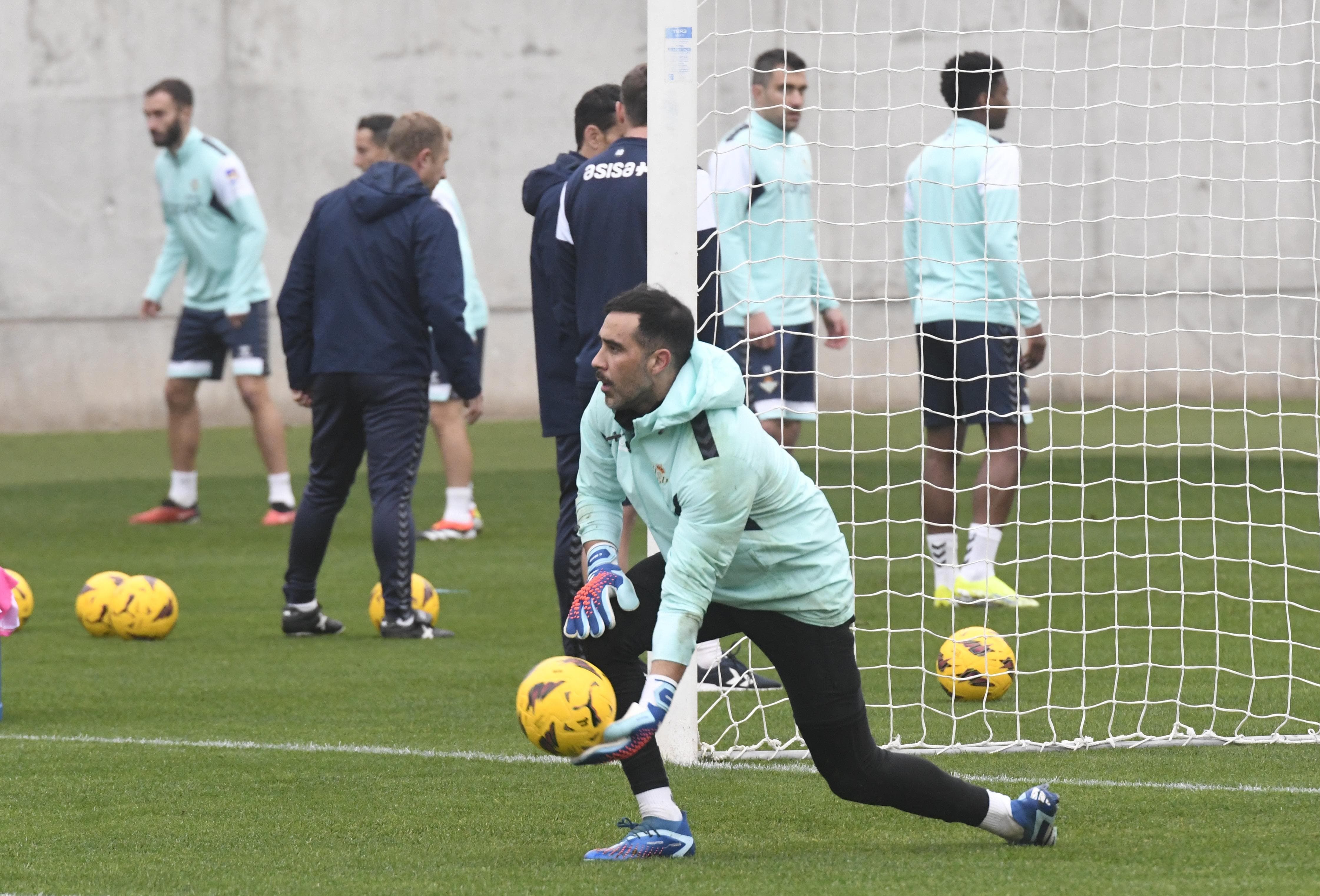 Claudio Bravo, en un entrenamiento con el Betis