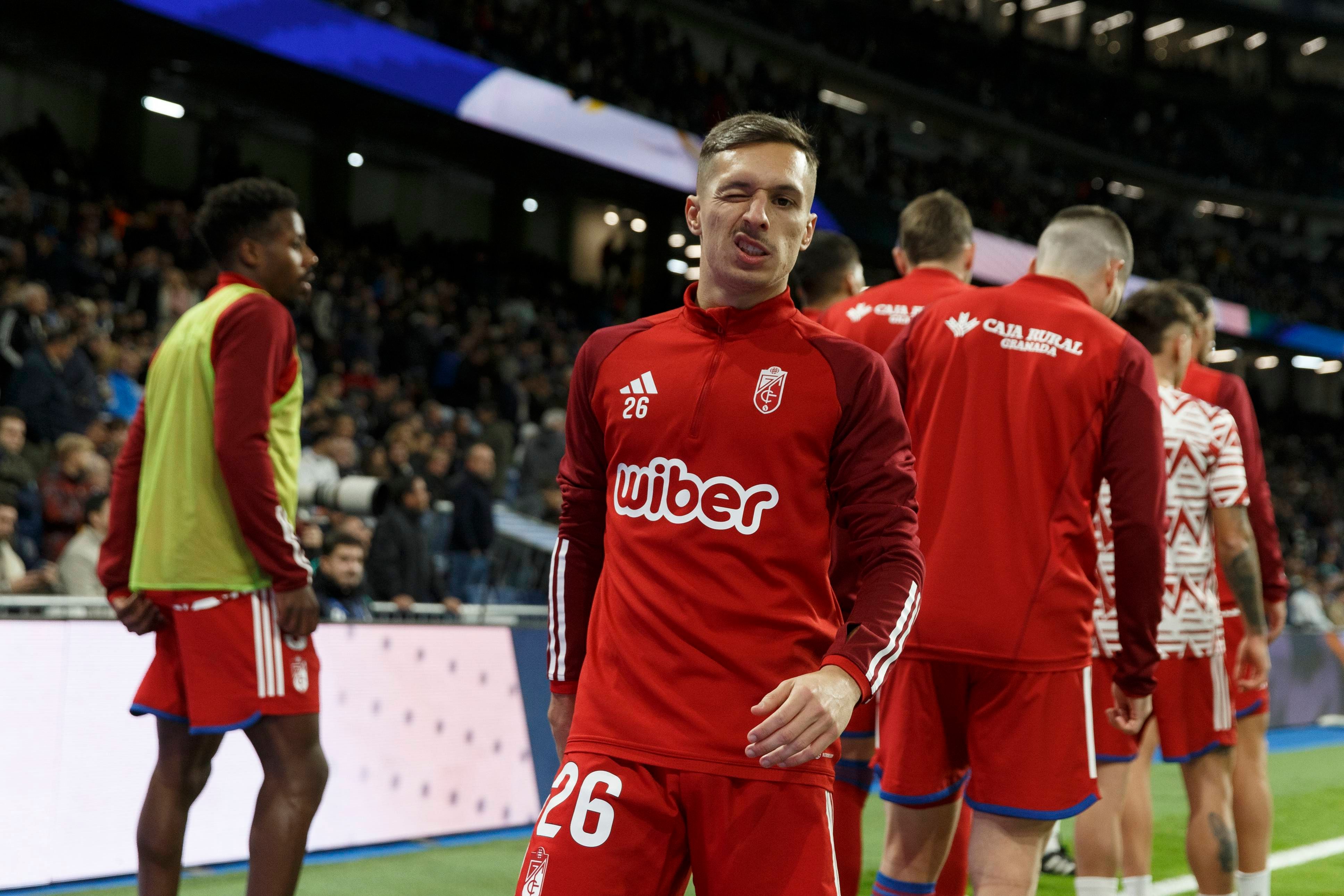 Bryan Zaragoza, en un calentamiento con el Granada (FOTO: Cordón Press).