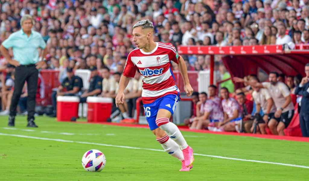  Bryan Zaragoza en un partido contra el Real Betis Balompié (Fuente: Cordon Press)