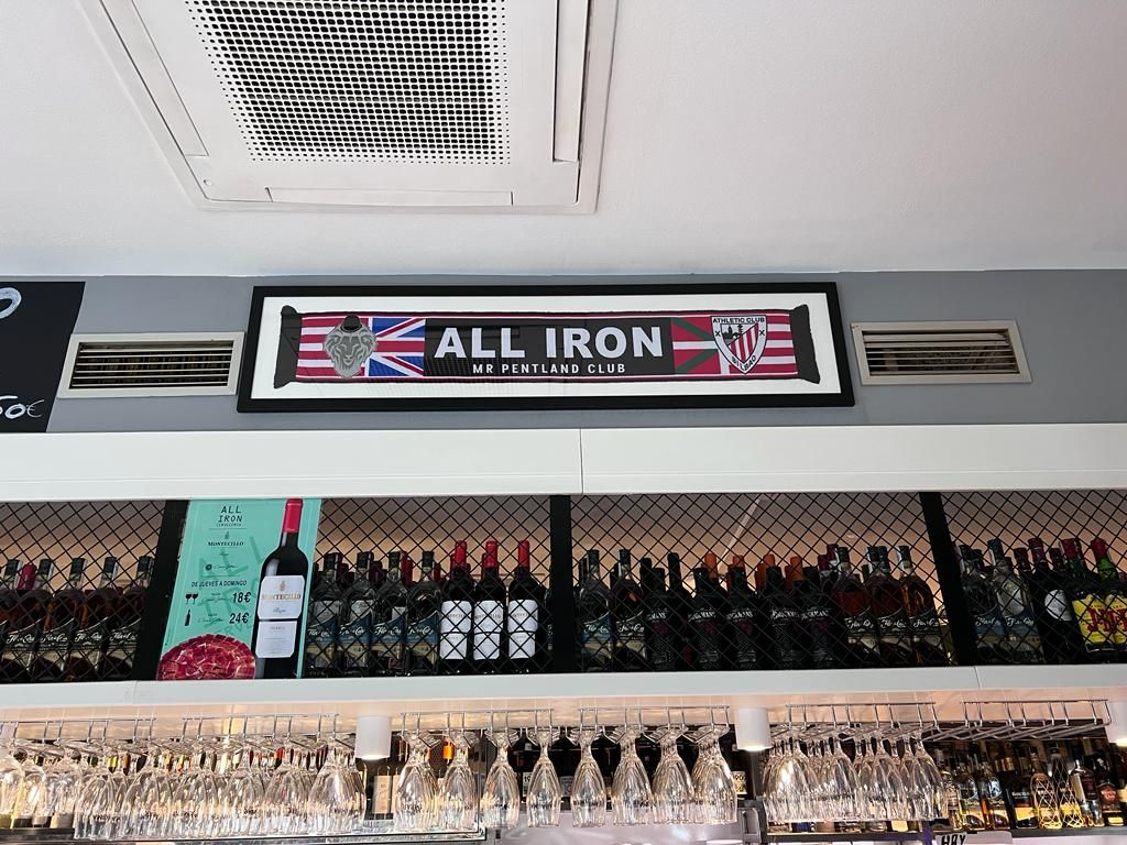  La bufanda de la Peña Mr. Pentland del Athletic Club no falta en el bar 'All Iron' de Santutxu.