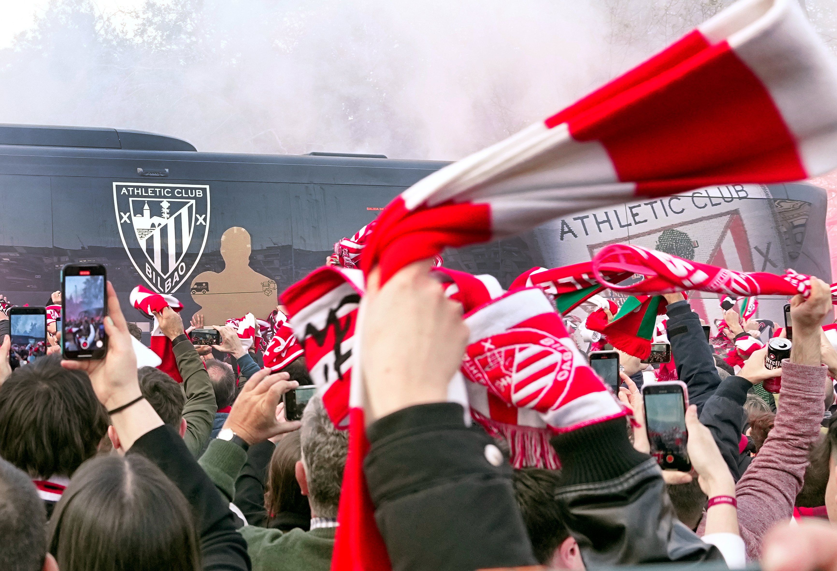  Un recibimiento de la afición al autobús del equipo en Lezama.
