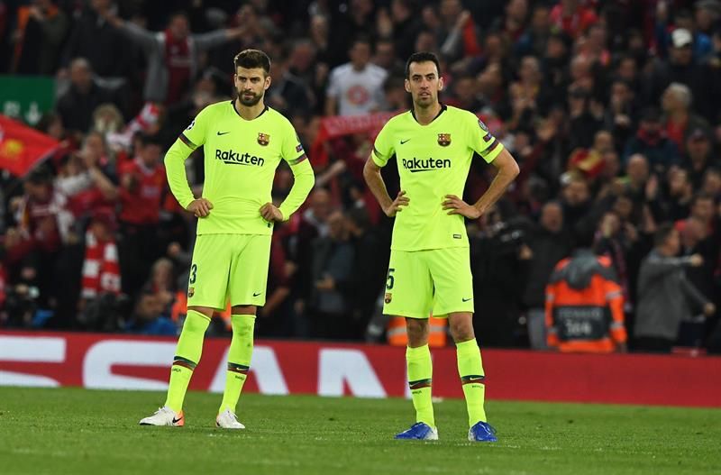 Busquets y Piqué, lamentándose tras un tanto del Liverpool.
