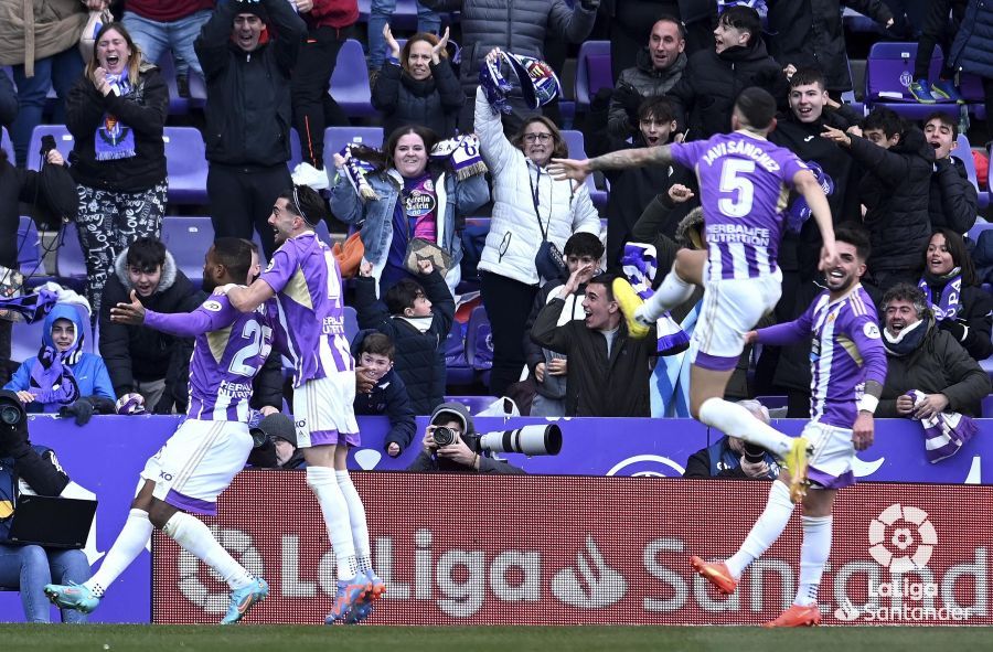 Celebración del gol de Cyle Larin en el Real Valladolid - Valencia.