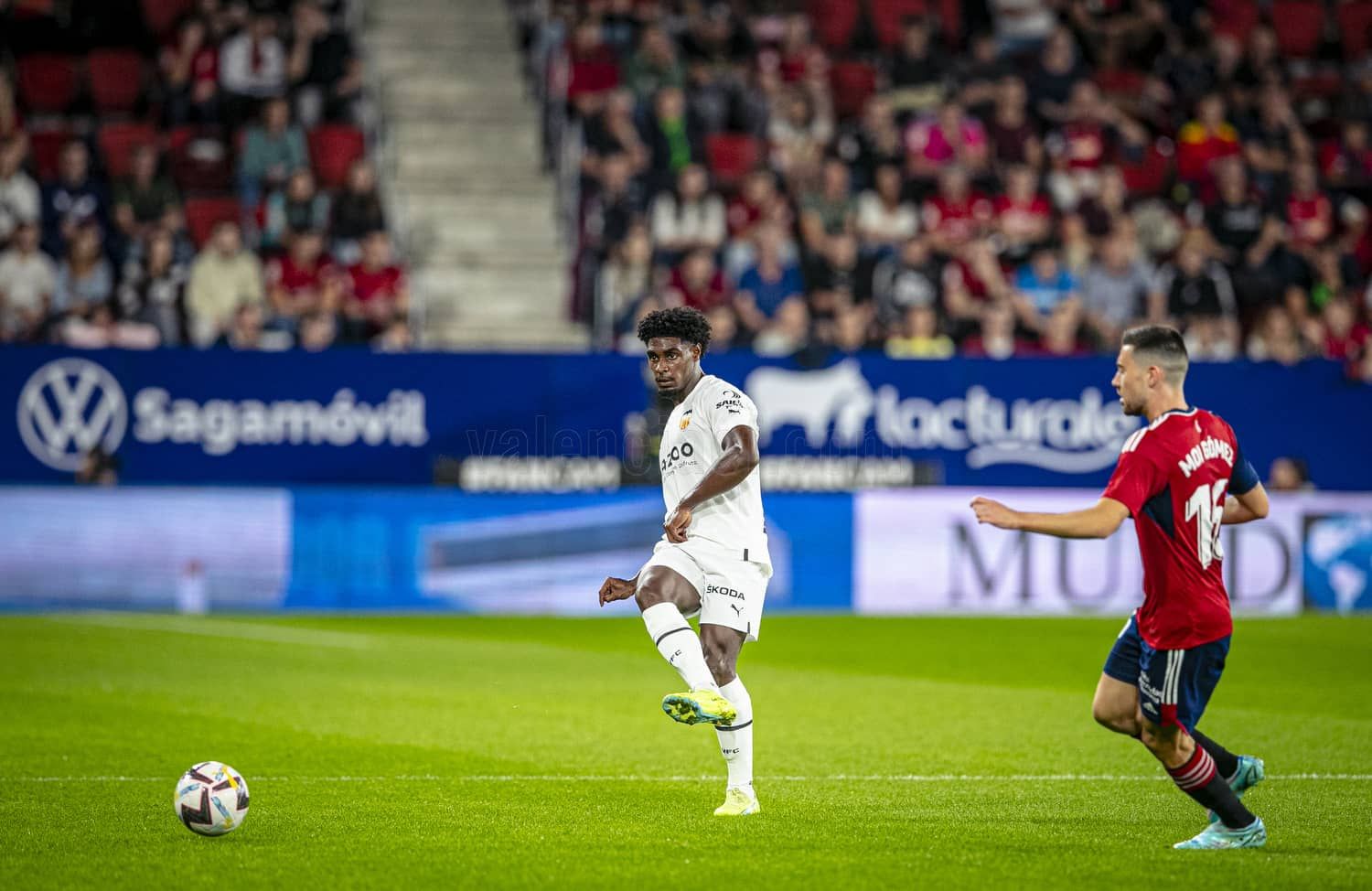  Thierry Correia, en el CA Osasuna - Valencia CF.
