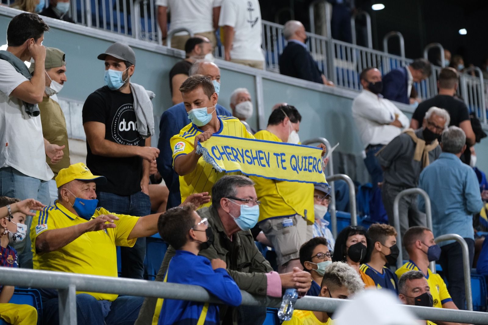  Un aficionado del Cádiz porta una bufanda de "cheryshev, Te quiero"
