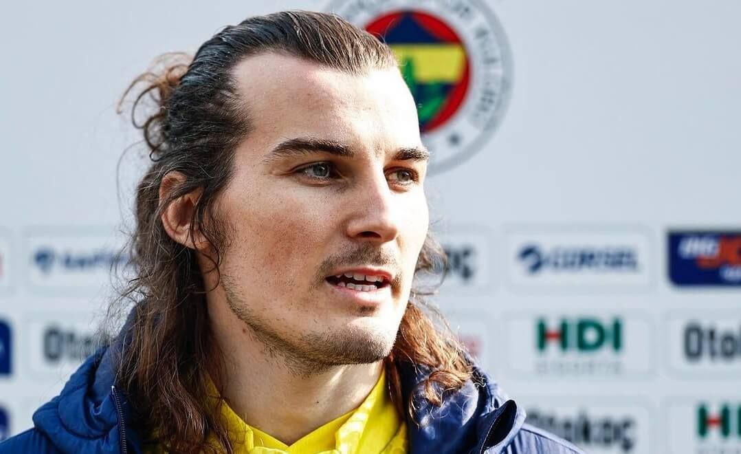 Caglar Soyuncu atendiendo a los medios como jugador del Fenerbahce (Foto: @Fenerbahce).