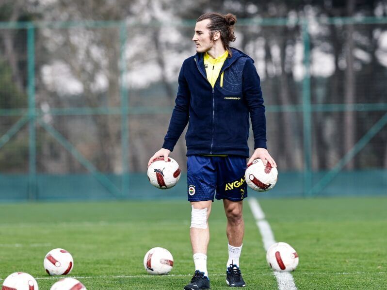 Caglar Soyuncu durante un entrenamiento con el Fenerbahce (Foto:@Fenerbahce).