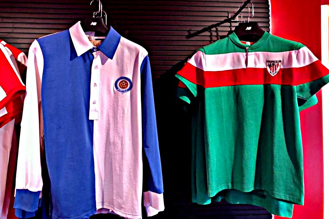  Camisetas del Athletic Club en una tienda oficial.