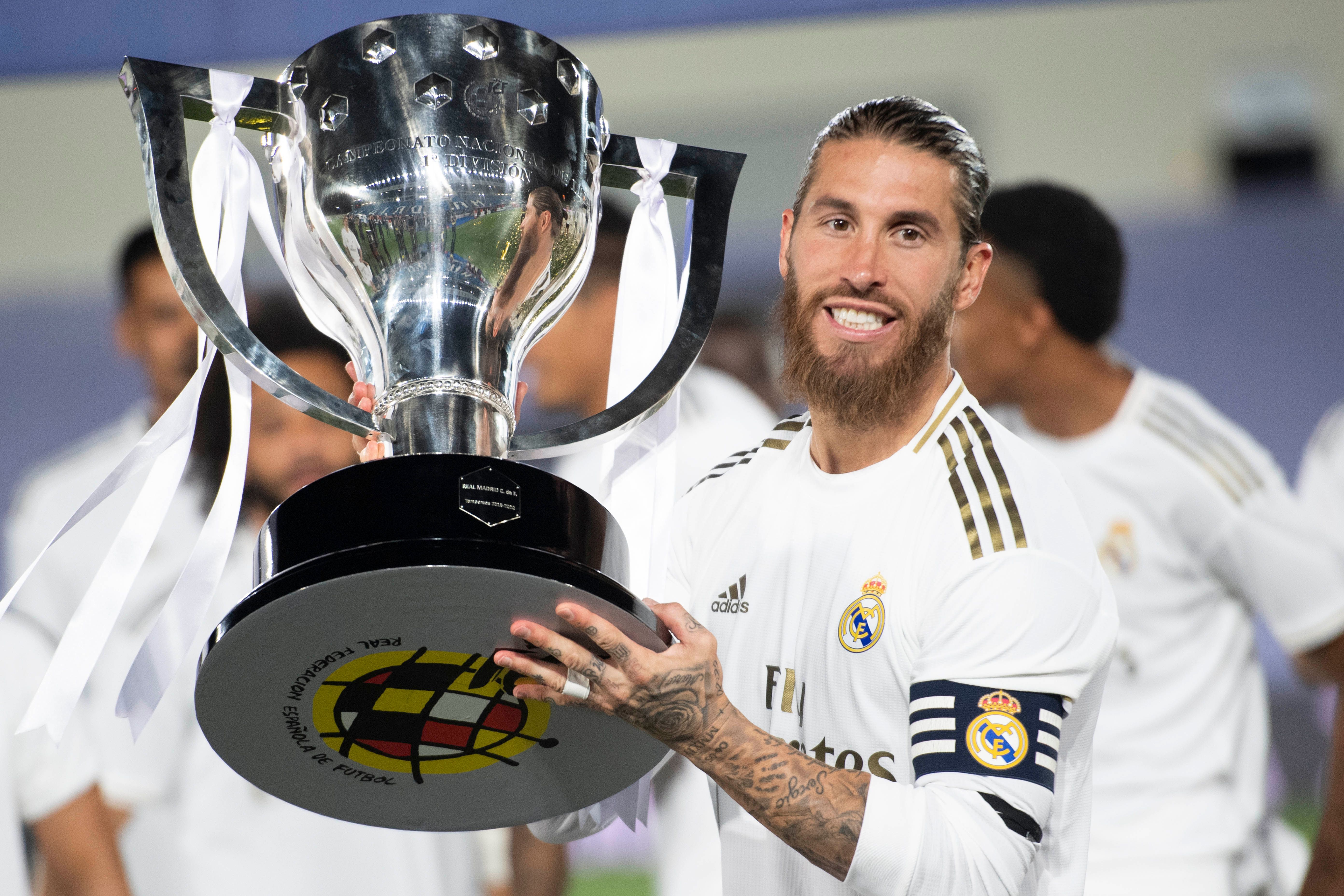 Sergio Ramos, con la copa campeón de LaLiga 19/20 del Real Madrid.