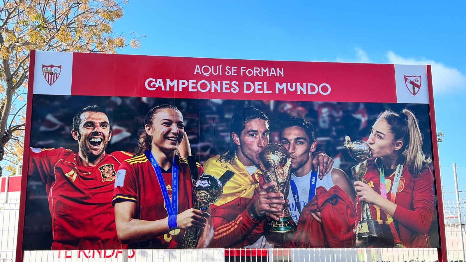  El nuevo cartel en las puertas de la Ciudad Deportiva.