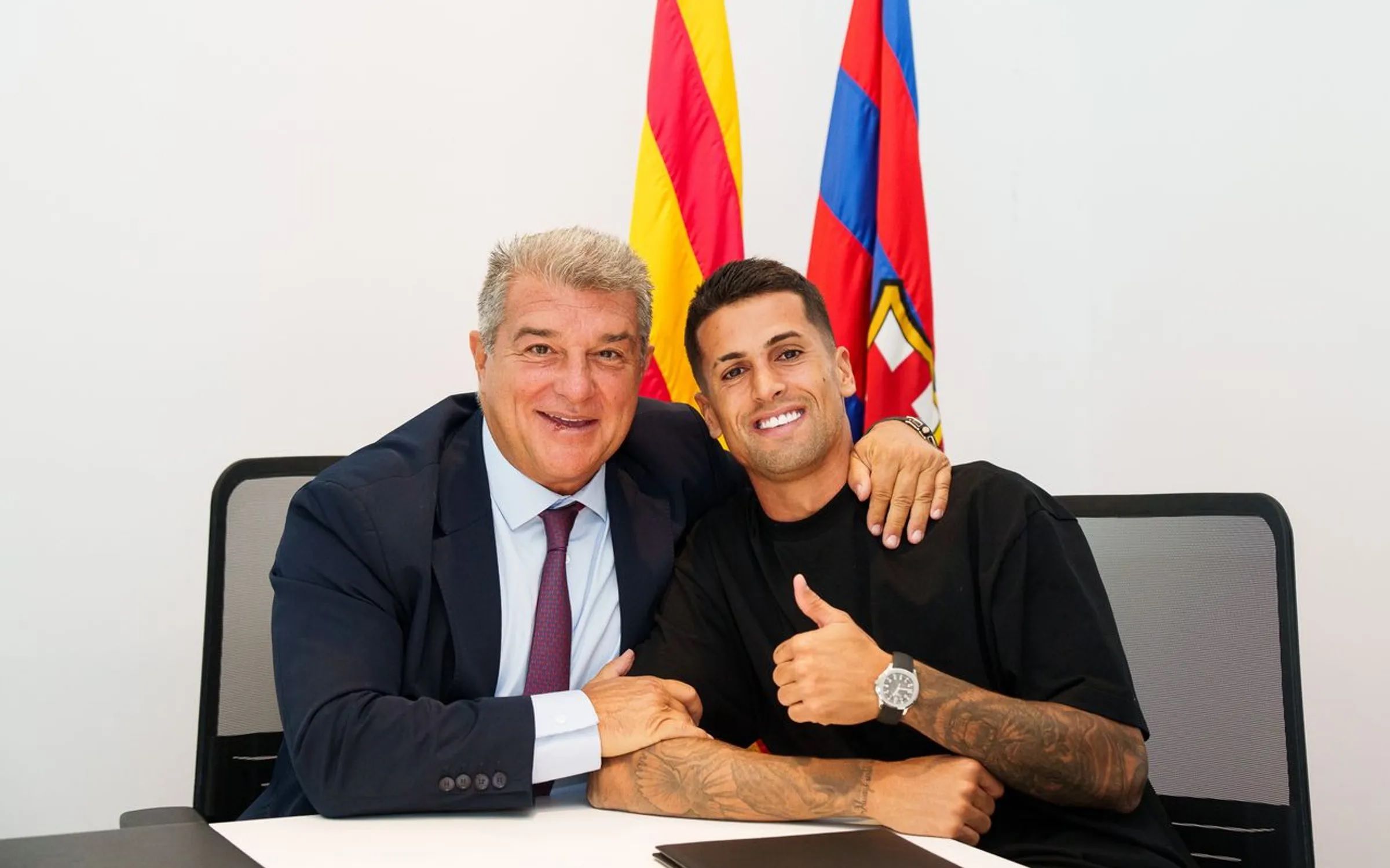 Joan Laporta, con Joao Cancelo en el día de su presentación.