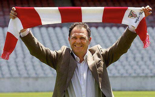  Caparrós porta una bufanda del Athletic en su presentación.