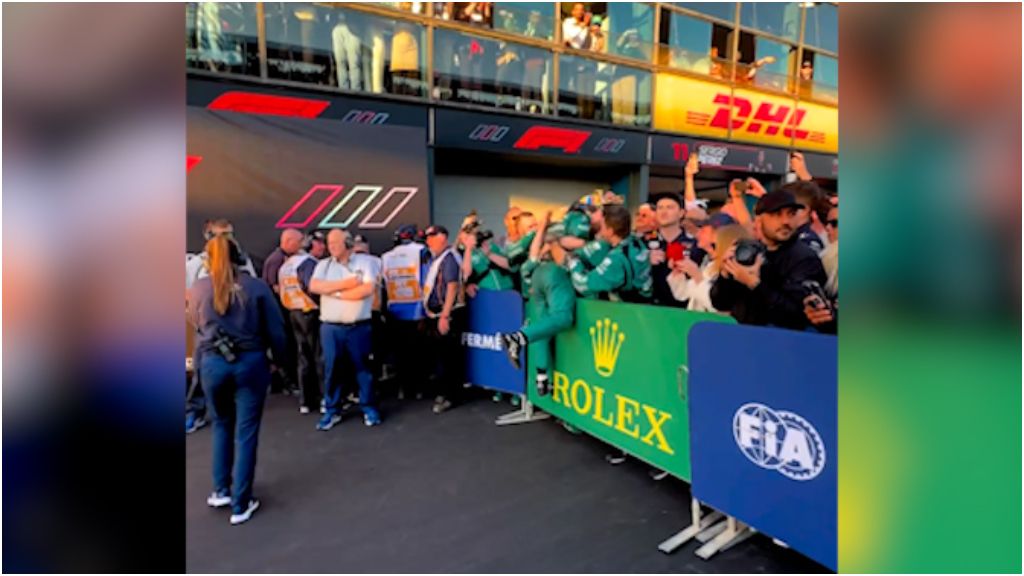 Fernando Alonso se abraza con los suyos.