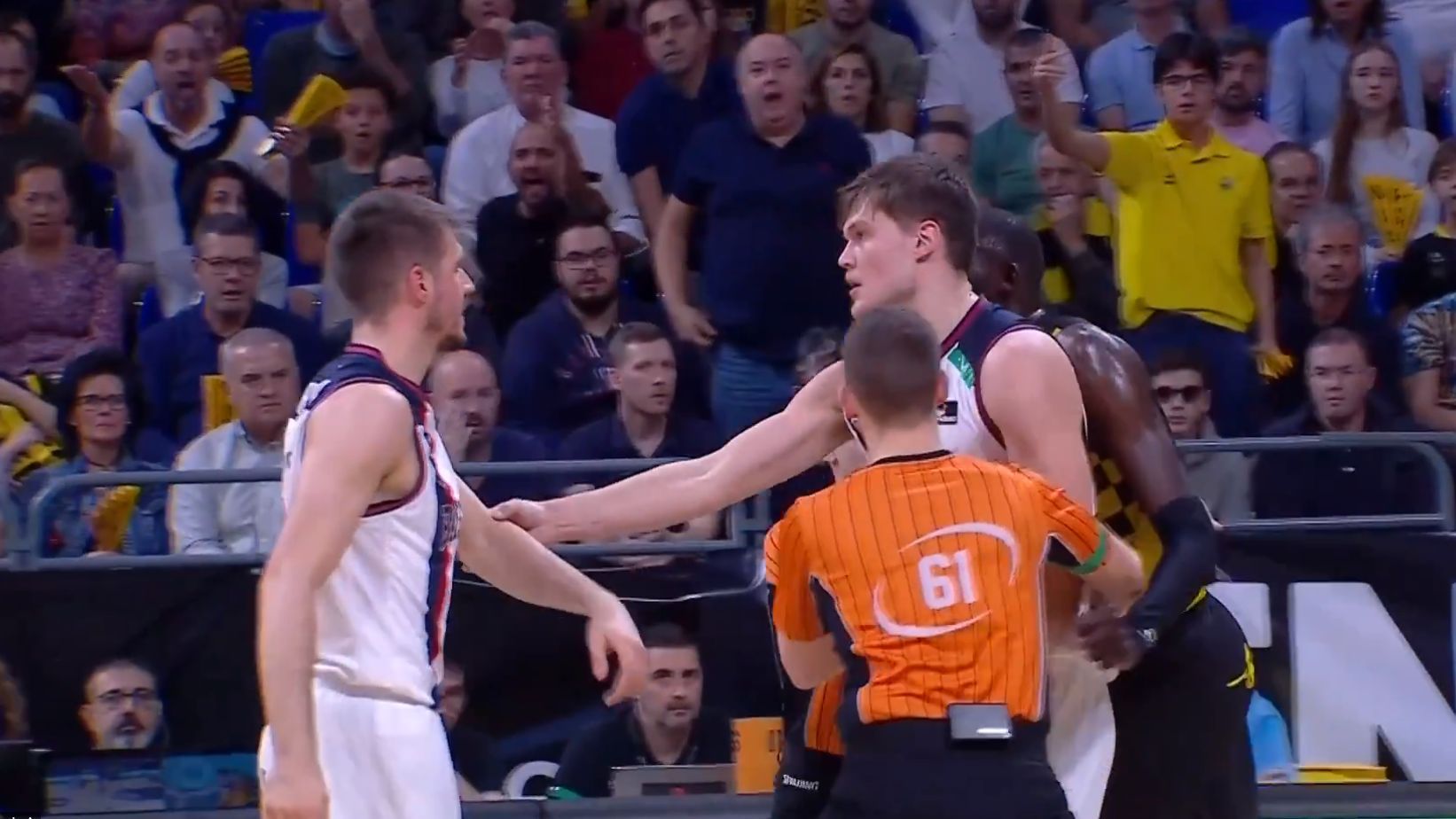  Diop y Marinkovic durante el Lenovo-Baskonia Foto: Movistar +